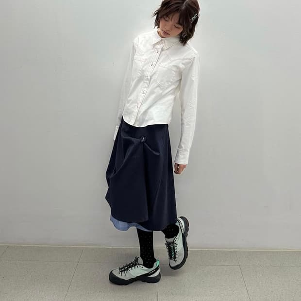 헤레틱 BUTTON FLARED SKIRT / navy 