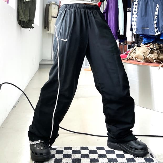 나이키 스우시 사이드 아치 라인 블랙 우븐 팬츠