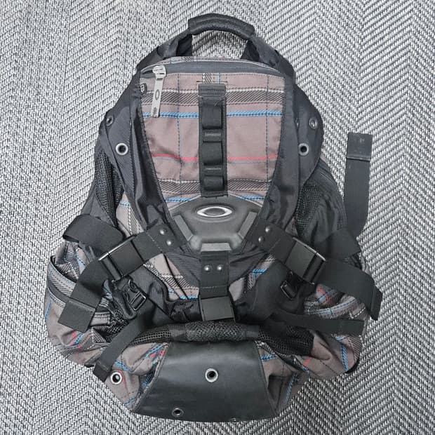 오클리 아이콘로고 체크 백팩