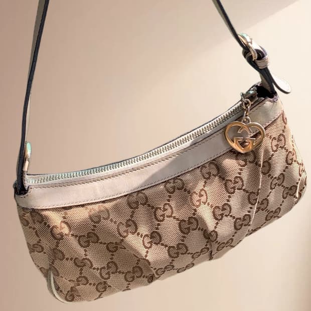 🤍 Gucci 캔버스 GG 미니 자가드 하트 로고 참 바게트 백