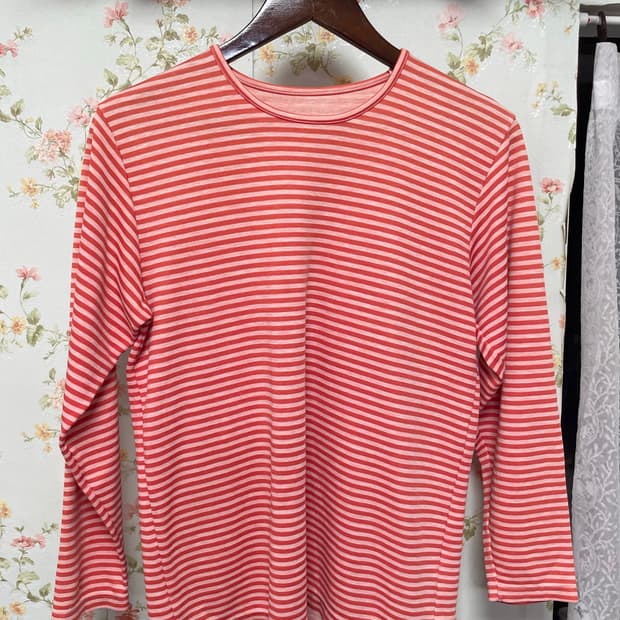 다홍색 스트라이프티