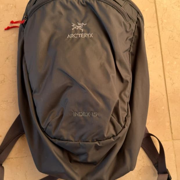 아크테릭스 인덱스 15 회색 등산 가방입니다. 가볍고 수납이 용이해서 등