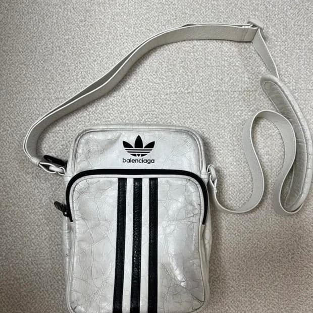 발렌시아가아디다스크로스백