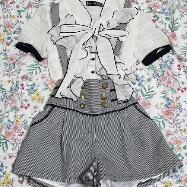 세실맥비 일본빈티지)오네갸루st 프릴블라우스+지뢰계큐롯반바지 코디세트