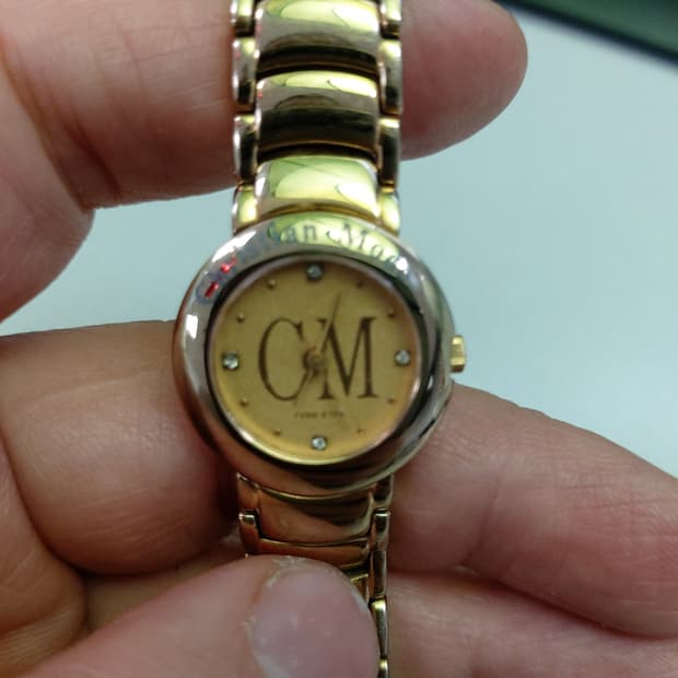 크리스찬 모드 금장 손목시계