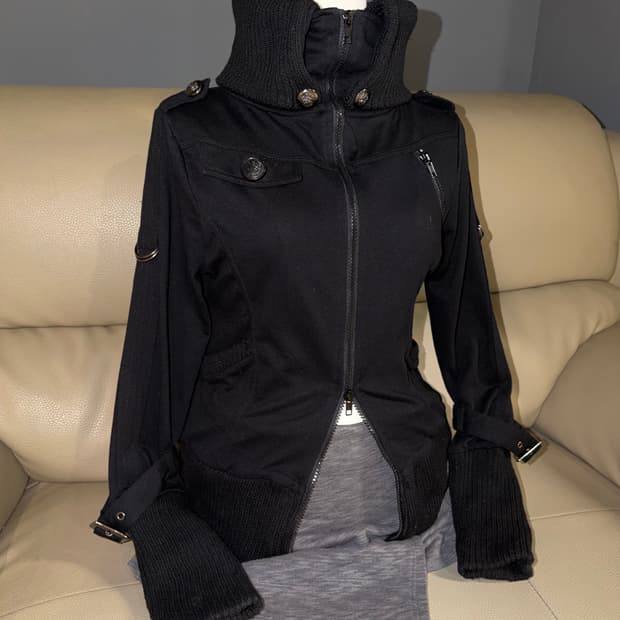 legend high-neck buckle point zip-up