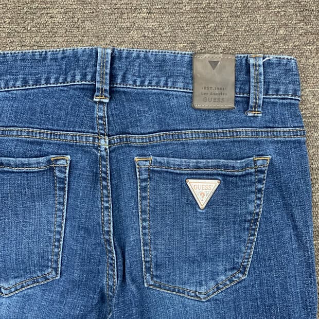 [31] 게스 메탈플레이트 슬림 테이퍼드핏 데님팬츠