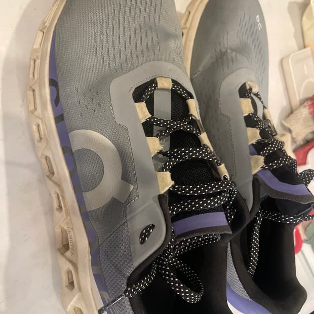 온 러닝화 회색 CLOUDTEC 운동화285