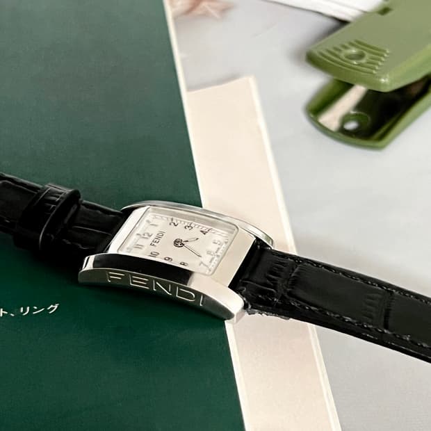 FENDI  스퀘어 화이트 다이얼 펜디 여성 시계