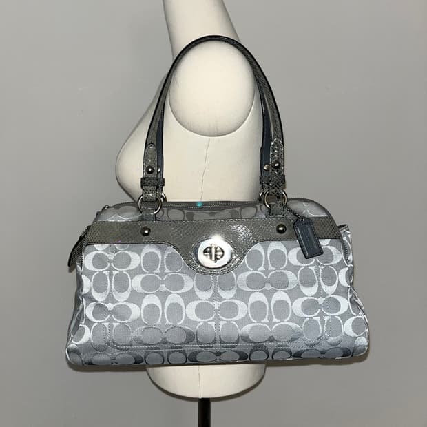 🎉SALE🎉 COACH Gray shoulder bag