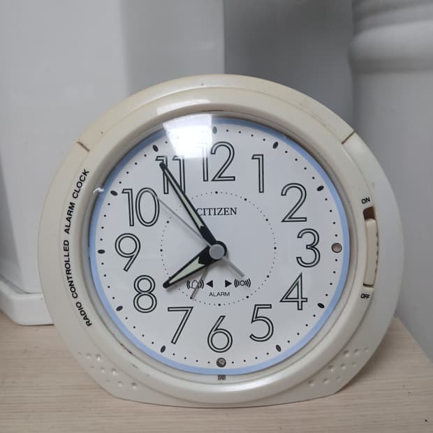 시티즌 라디오 컨트롤 알람 탁상시계