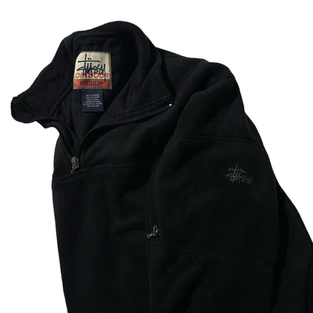스투시 90‘s 사이드 로고 후리스 하프집업 블랙