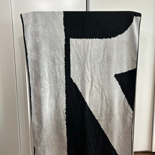 라프시몬스 Christopher Wool 타올 오브제