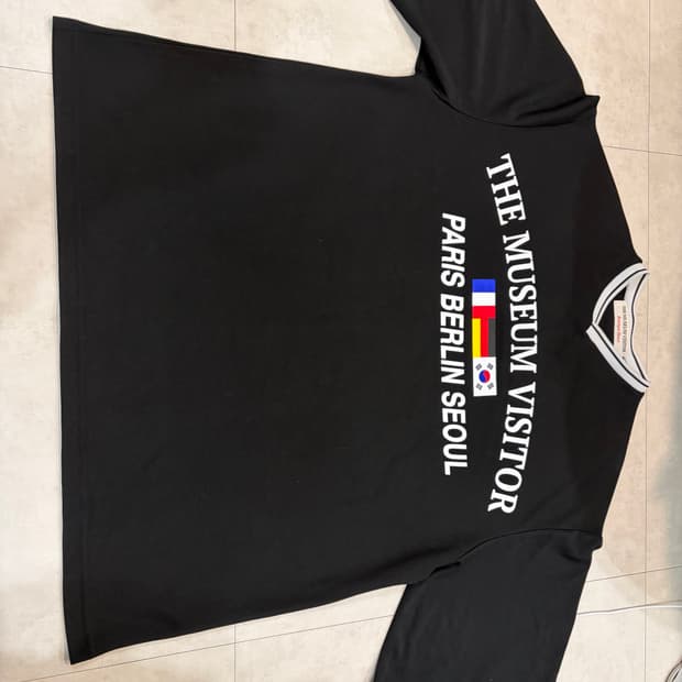 더뮤지엄비지터 반팔