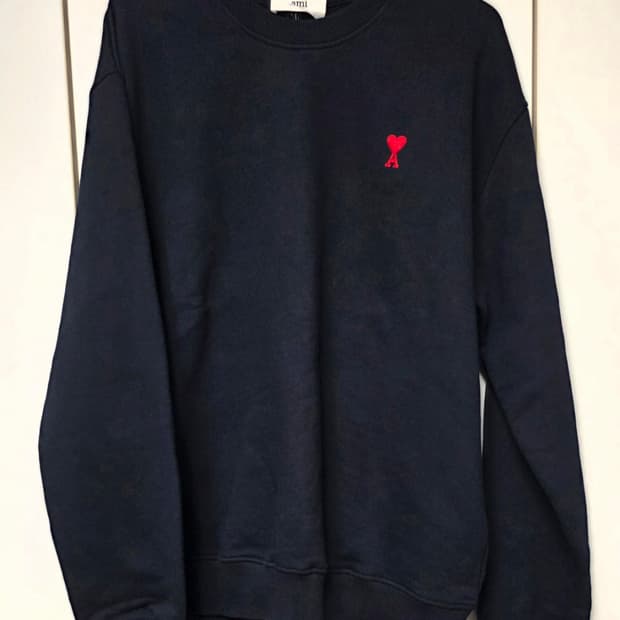 아미 스몰 하트 네이비 맨투맨