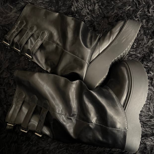 “Unknown“ black glossy high-top