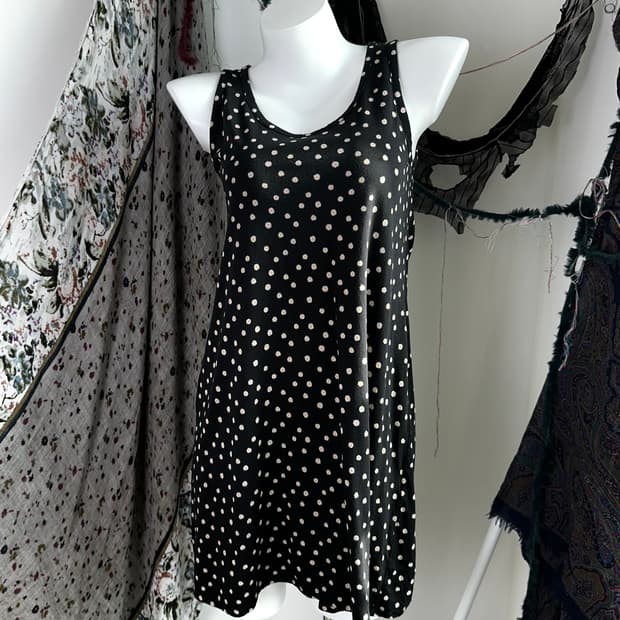 블랙 도트 슬리브리스 원피스