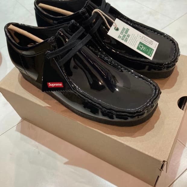 클락스 x 슈프림 페이턴트 레더 왈라비 블랙 새상품