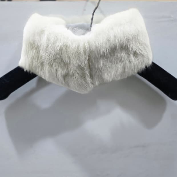 화이트 목도리 리얼퍼 넥워머