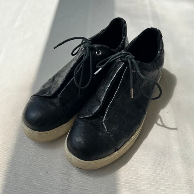 이세이미야케 크로커다일 텍스처 레더 스니커즈