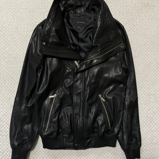 KAI AAKMANN 카이아크만 아티잔 무드 양가죽 하이넥 레더 자켓