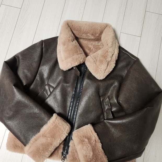 MUYBIEN 크롭 무스탕 사이즈F

얼핏보면 거의 새거처럼 관리되어 있