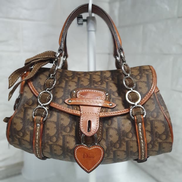 디올(Dior) 로맨틱 하트 브라운자물쇠 토트백 컨디션 좋아요.
