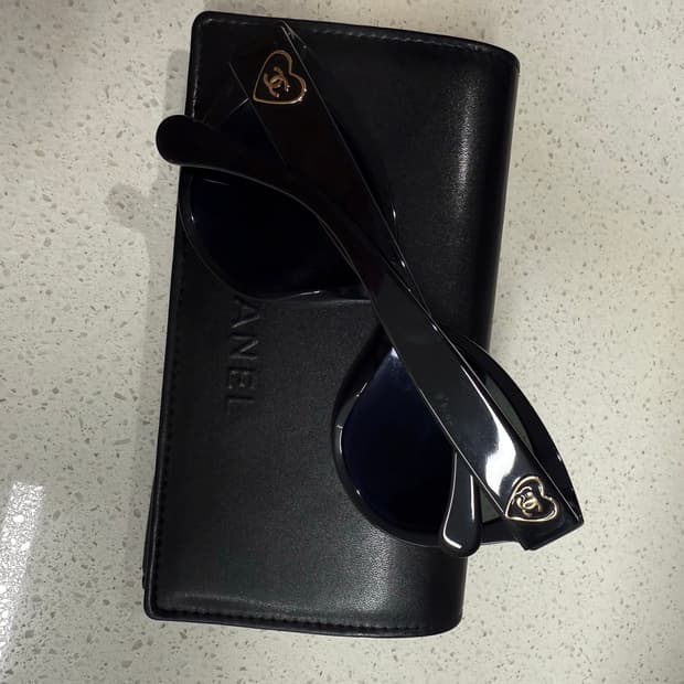 샤넬 하트 로고 블랙 선글라스 