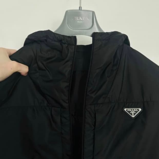 프라다 리나일론 로고 패딩팝니다