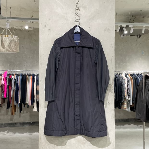 플리츠 플리즈 블랙 스냅 버튼 플리츠 슬리브 패디드 코트