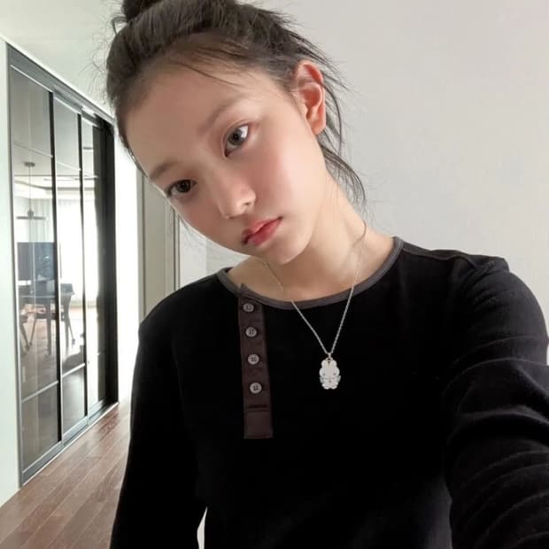 뉴진스 해린 착용) 스마트어반유즈풀 SUU 롱슬리브 블랙