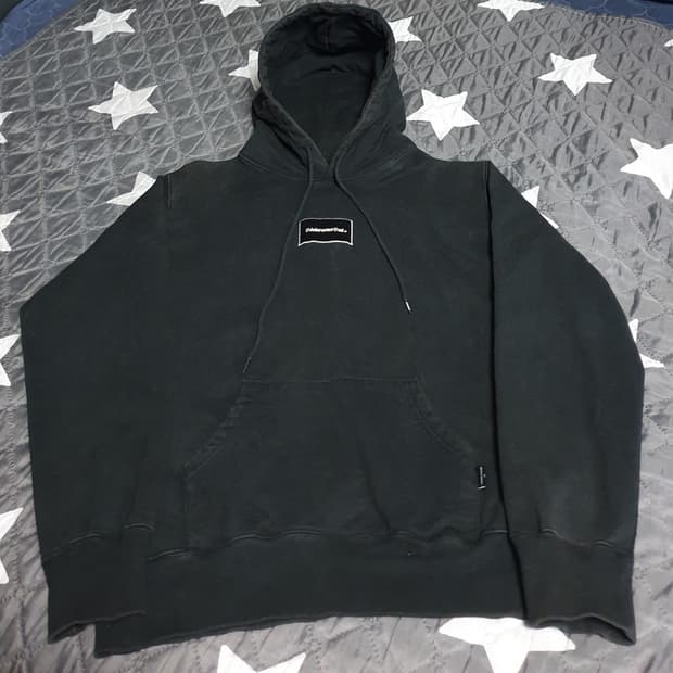 디스이즈네버댓 레터링 박스 자수 혜비코튼 기모 후드티 블랙 (S)