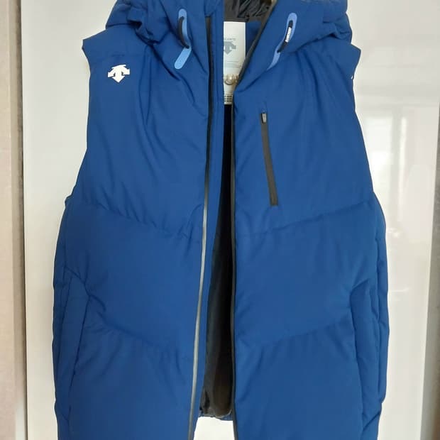 데상트 후드 패딩베스트