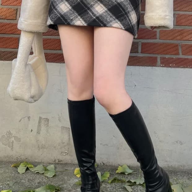 (새상품) 유광 스퀘어토 6cm 굽 베이직 롱부츠 240