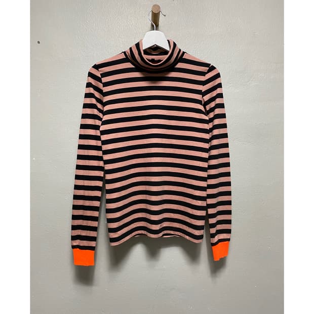 아페쎄 디자인 터틀넥 티셔츠