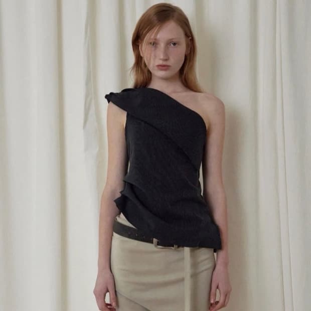 보헤미안 서울UNBALANCE SHOULDER BLOUSE