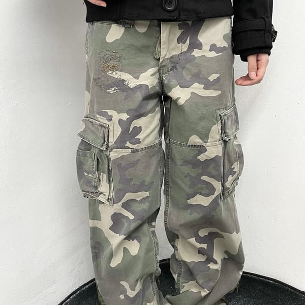 카모 자수 카고 팬츠