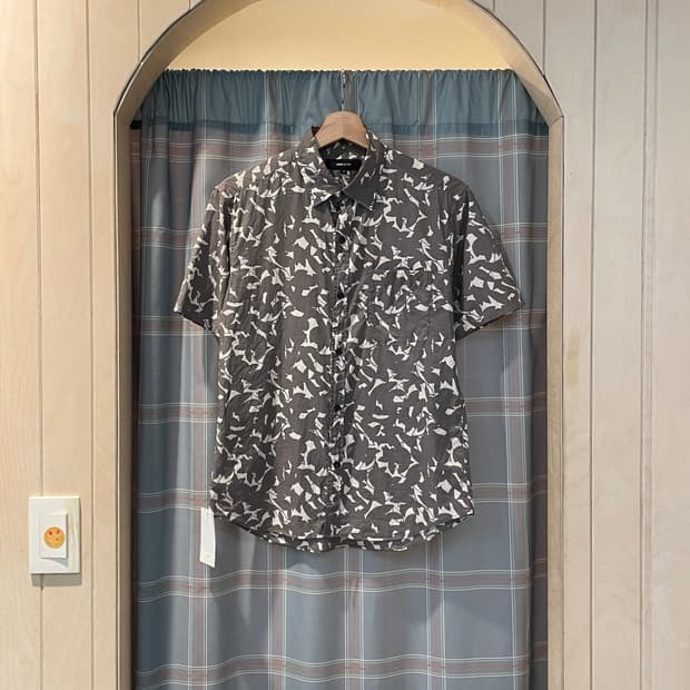 콤사이즘 그레이 프린트셔츠