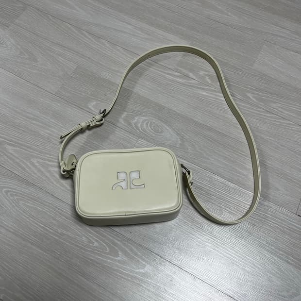 Courreges 꾸레쥬 카메라백 크림