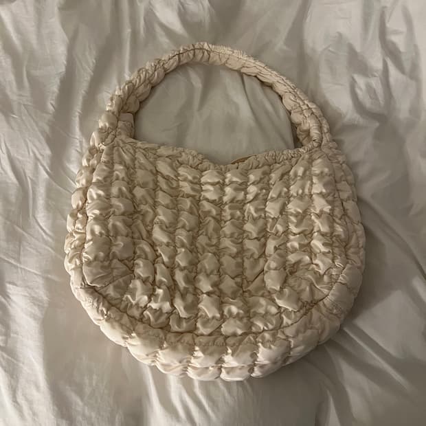 코스 오버사이즈 퀼티드 퀼팅백 구름백 아이보리