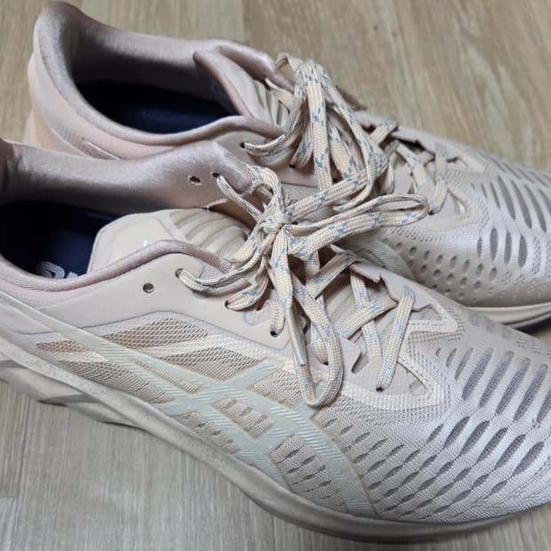 아식스 노바블라스트 x SNS 콜라보 한정판 270 신품급