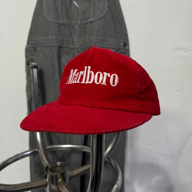 말보로 자수 스펠로고 코듀로이 캡