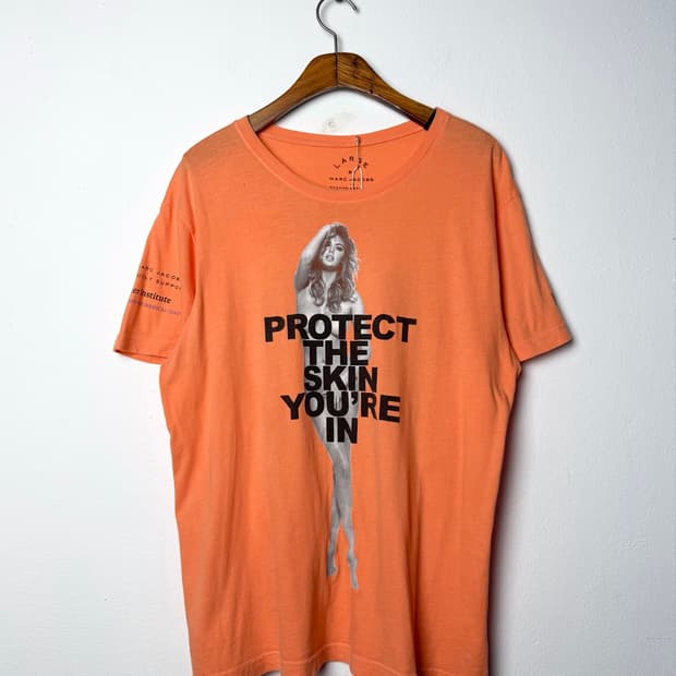 마크제이콥스 'Protect The Skin You’re In' 티셔츠