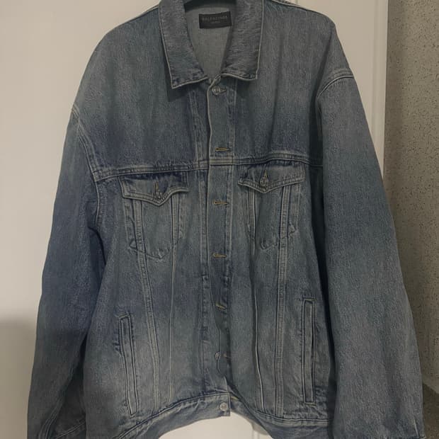 발렌시아가 백테이프 트러커 2사이즈 판매합니다.