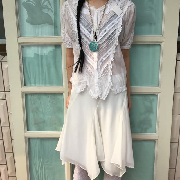 Unbalanced point pattern trimming blouse