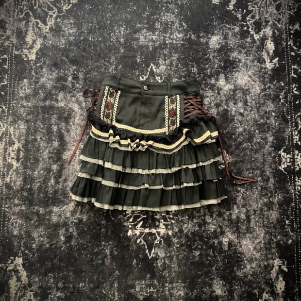“OZZ ONESTE “ Ruffle detail Gothic skirt