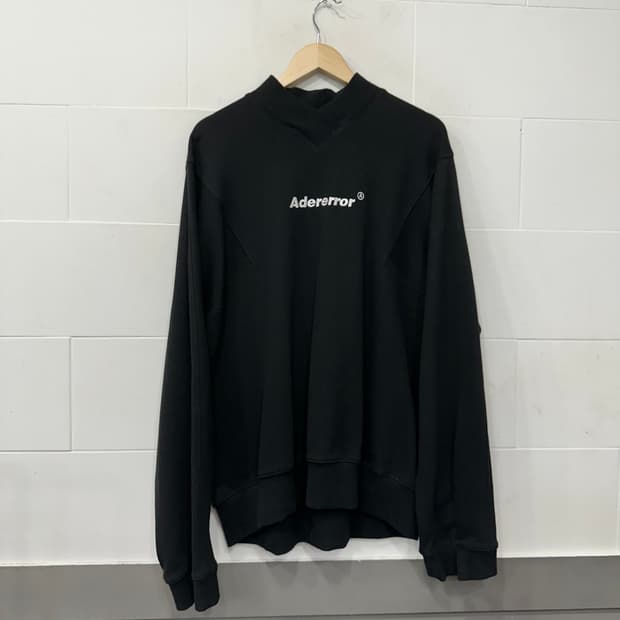 아더에러 스웻셔츠