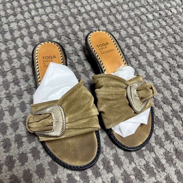 토가 풀라 스웨이드 메탈 버클 샌들