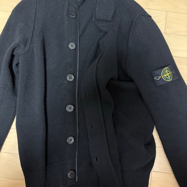 스톤 아일랜드 니트 버튼 집업 23fw s사이즈