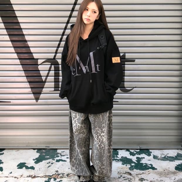 무센트 MUCENT 와디 아플리케 로고 후드 티 - 블랙